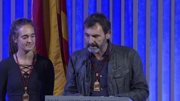 Carola Rackete, capitana del barco de rescate Sea-Watch, y Òscar Camps, máximo responsable de la ONG Open Arms, recibiendo la Medalla de Honor del Parlament de Cataluña. Carola Rackete, capitana del barco de rescate Sea-Watch, y Òscar Camps, máximo responsable de la ONG Open Arms, recibiendo la Medalla de Honor del Parlament de Cataluña.