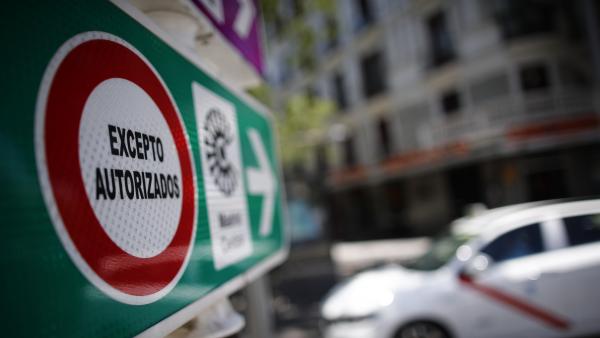 Señal de tráfico de Madrid Central con la indicación de 'Circulación Prohibida Excepto Autorizados'. Señal de tráfico de Madrid Central con la indicación de 'Circulación Prohibida Excepto Autorizados'.