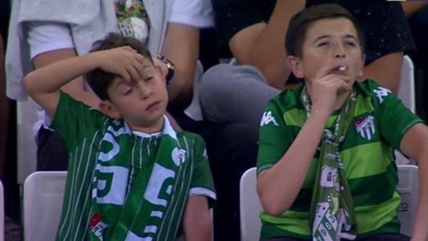 'Niño' fumando en un estadio 'Niño' fumando en un estadio