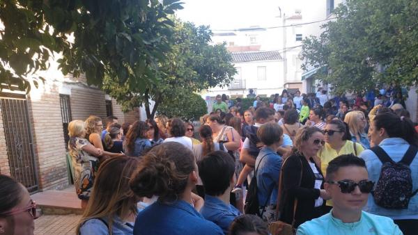 Los padres y alumnos del único colegio de Nueva Carteya se han vuelto a concentrar a sus puertas. Los padres y alumnos del único colegio de Nueva Carteya se han vuelto a concentrar a sus puertas.