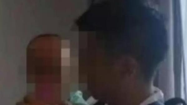 Los padres del bebé han sido arrestados. Los padres del bebé han sido arrestados.