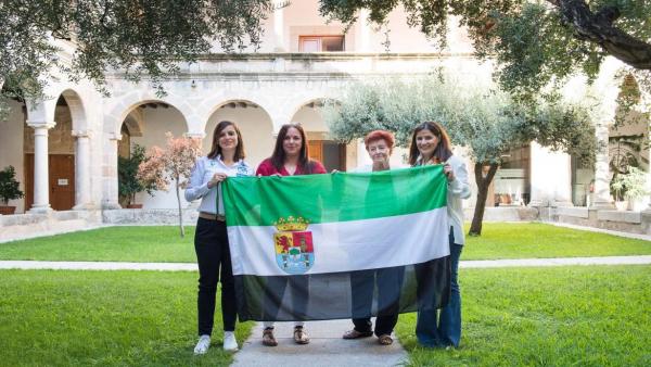 La portavoz de la Junta Isabel Gil Rosiña entrega una bandera La portavoz de la Junta Isabel Gil Rosiña entrega una bandera