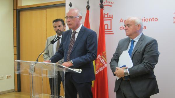 Navarro Corchón desgrana detalles del dispositivo de seguridad con motivo de fuertes lluvias previstas, acompañado por los ediles Mario Gómez y Eduardo Martínez-Oliva Navarro Corchón desgrana detalles del dispositivo de seguridad con motivo de fuertes lluvias previstas, acompañado por los ediles Mario Gómez y Eduardo Martínez-Oliva