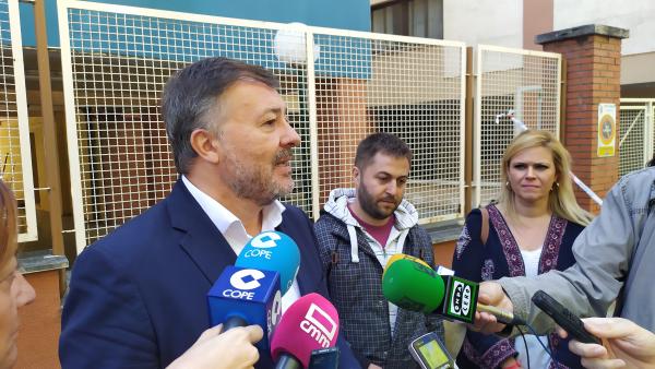 El alcalde de Cuenca, Darío Dolz, atiende a los medios. El alcalde de Cuenca, Darío Dolz, atiende a los medios.