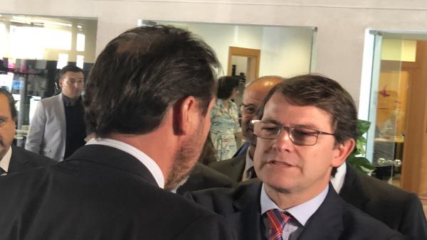 El presidente de la Junta, Fernández Mañueco (dcha), saluda al alcalde de Valladolid, el socialista Óscar Puente (izda) en la Apertura del Curso Económico. El presidente de la Junta, Fernández Mañueco (dcha), saluda al alcalde de Valladolid, el socialista Óscar Puente (izda) en la Apertura del Curso Económico.