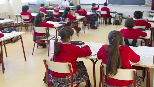 Colegio, escuela, aula, primaria, clase, niño, niña, niños, estudiando, estudiar, escribir, escribiendo, deberes, profesor, profesora, profesores Colegio, escuela, aula, primaria, clase, niño, niña, niños, estudiando, estudiar, escribir, escribiendo, deberes, profesor, profesora, profesores