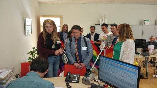 Colectivos LGTB+ presentan el proyecto de ley acompañados de procuradores del PSOE y Grupo Mixto. Colectivos LGTB+ presentan el proyecto de ley acompañados de procuradores del PSOE y Grupo Mixto.