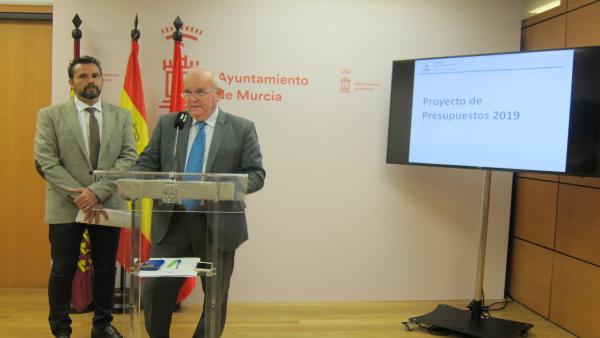 Eduardo Martínez-Oliva presenta los presupuestos junto a Mario Gómez Eduardo Martínez-Oliva presenta los presupuestos junto a Mario Gómez