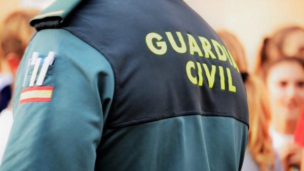 Un agente de la Guardia Civil, de espaldas Un agente de la Guardia Civil, de espaldas