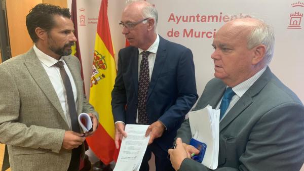 Los concejales Mario Gómez (Cs) y los 'populares' Antonio Navarro y Eduardo Martínez-Oliva Los concejales Mario Gómez (Cs) y los 'populares' Antonio Navarro y Eduardo Martínez-Oliva