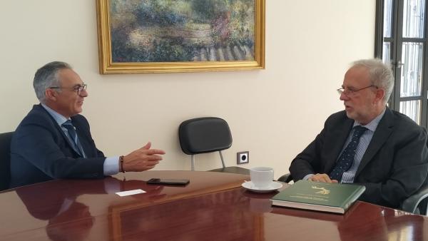 El presidente de la Mancomunidad del Campo de Gibraltar, Juan Lozano, con el delegado de Asuntos Exteriores El presidente de la Mancomunidad del Campo de Gibraltar, Juan Lozano, con el delegado de Asuntos Exteriores