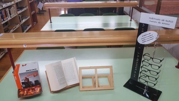 Tapones, atriles y gafas en la Biblioteca Municipal de El Barco de Ãvila (Ãvila).