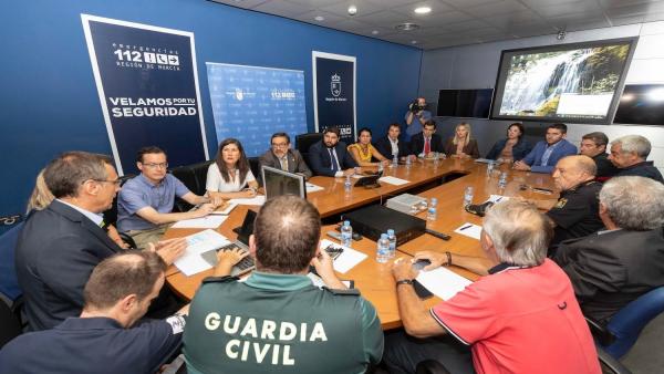 El jefe del Ejecutivo regional, Fernando López Miras, preside la reunión para abordar las actuaciones en diferentes ámbitos ante la alerta roja por fuertes lluvias en la Región de Murcia El jefe del Ejecutivo regional, Fernando López Miras, preside la reunión para abordar las actuaciones en diferentes ámbitos ante la alerta roja por fuertes lluvias en la Región de Murcia
