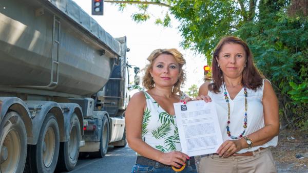 Las populares junto al 'semáforo de la discordia' Las populares junto al 'semáforo de la discordia'