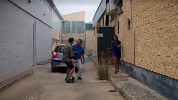 Un cámara de 'El programa de Ana Rosa' es agredido por el propietario de Magrudis Un cámara de 'El programa de Ana Rosa' es agredido por el propietario de Magrudis