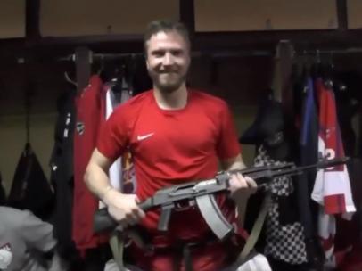 Jugador ruso de hockey con un AK-47