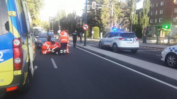 Personal de Emergencias atiende a la mujer atropellada en el puente de Arturo Eyries. Personal de Emergencias atiende a la mujer atropellada en el puente de Arturo Eyries.