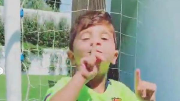 Mateo Messi imita a su padre Mateo Messi imita a su padre