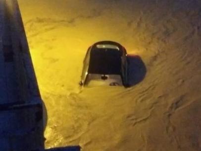 Coche cubierto por las aguas
