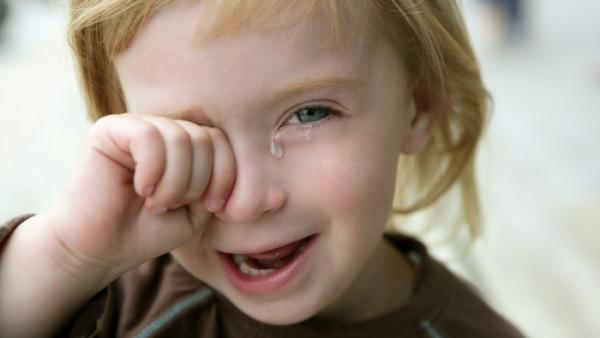 Una niña llorando Una niña llorando