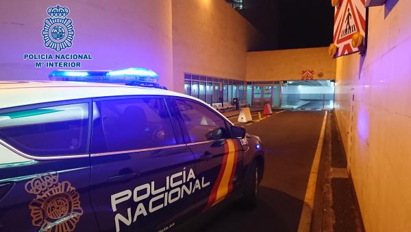 Cohe de la Policía Nacional en las inmediaciones del HUC Cohe de la Policía Nacional en las inmediaciones del HUC