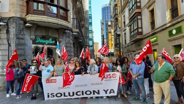Concentración de trabajadores en huelga de permuferías Douglas Concentración de trabajadores en huelga de permuferías Douglas