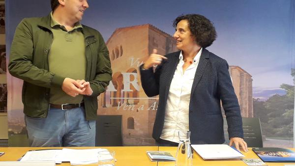 La consejera de Cultura, Política Llingüística y Turismo, Berta Piñán, y el alcalde de Villaviciosa, Alejandro Vega. La consejera de Cultura, Política Llingüística y Turismo, Berta Piñán, y el alcalde de Villaviciosa, Alejandro Vega.