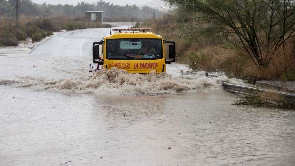Una grúa en la rambla de la Cañada Morcillo en el Polígono industrial de la Estrella en Molina de Segura Una grúa en la rambla de la Cañada Morcillo en el Polígono industrial de la Estrella en Molina de Segura