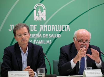 El consejero de Salud y Familias, Jesús Aguirre (d) junto al portavoz del gabinete técnico de la consejería, José Miguel Cisnero (i) informan sobre la activación de una nueva alerta alimentaria nacional por listeria este viernes en una imagen de archivo