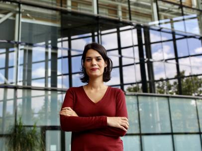 Isa Serra, posando en el edificio de la Asamblea de Madrid.