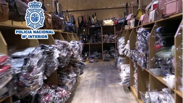 Algunas de las prendas incautadas en la operación. Algunas de las prendas incautadas en la operación.