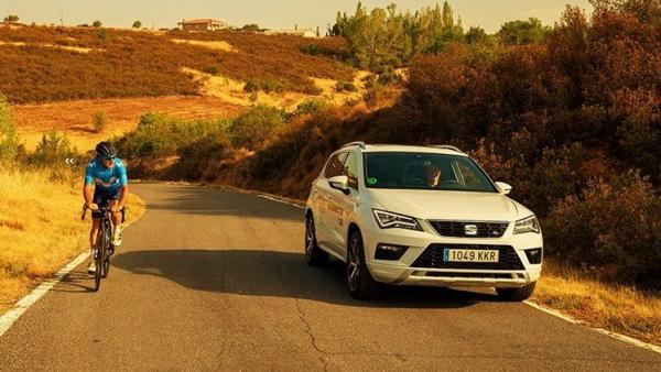 Drones con cámara y un coche inteligente, medidas para aumentar la seguridad en la carretera. Drones con cámara y un coche inteligente, medidas para aumentar la seguridad en la carretera.