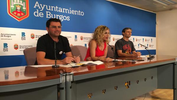 Félix Martínez, representante de Andando Burgos, Blanca Carpintero, concejal de Seguridad Ciudadana, y Pedro Mediavilla, representante de Burgos con Bici. Félix Martínez, representante de Andando Burgos, Blanca Carpintero, concejal de Seguridad Ciudadana, y Pedro Mediavilla, representante de Burgos con Bici.