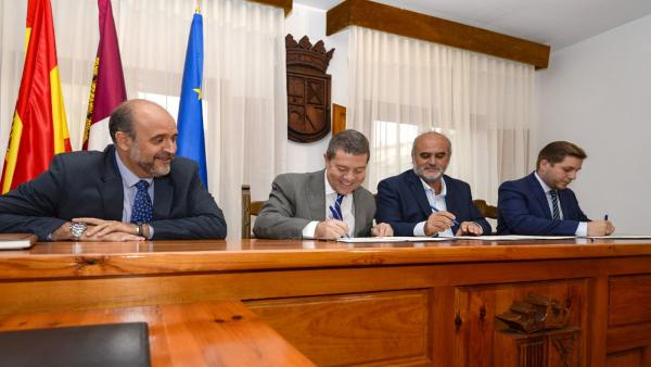 Page firma un convenio por el cual se arreglará la travesía de San Lorenzo de la Parrilla Page firma un convenio por el cual se arreglará la travesía de San Lorenzo de la Parrilla