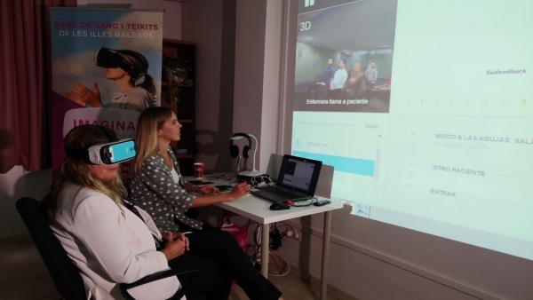 La consellera de Salud, Patricia Gómez, prueba la terapia de realidad virtual del Banco de Sangre, diseñada para superar el miedo a las agujas y la sangre.