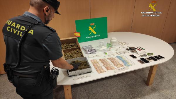 Guardia Civil con droga y dinero incautados de un punto de venta de droga en una casa de Poio (Pontevedra). Guardia Civil con droga y dinero incautados de un punto de venta de droga en una casa de Poio (Pontevedra).