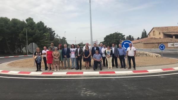 El conseller de Territorio y Sostenibilidad, Damià Calvet, y el alcalde de Bellpuig (Lleida), Jordi Estiarte, visitan la nueva rotonda de Bellpuig junto a otros cargos de la Generalitat. El conseller de Territorio y Sostenibilidad, Damià Calvet, y el alcalde de Bellpuig (Lleida), Jordi Estiarte, visitan la nueva rotonda de Bellpuig junto a otros cargos de la Generalitat.
