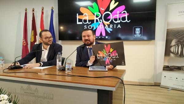 El alcalde de La Roda, Juan Ramón Amores, en rueda de prensa. El alcalde de La Roda, Juan Ramón Amores, en rueda de prensa.
