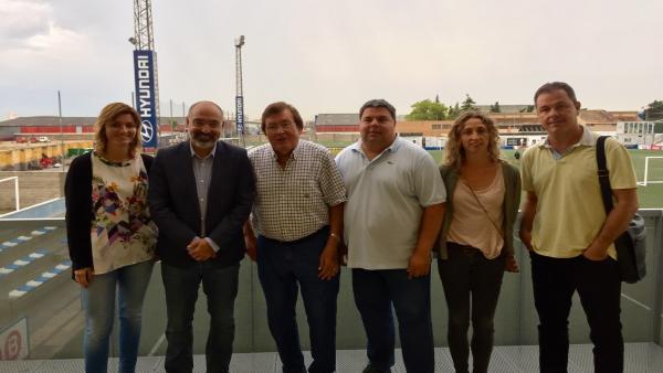 El conseller de Turismo y Deportes, Andreu Serra (2i); la directora insular de Deportes, Marga Portells (1i), y el presidente de la Federación de Fútbol de las Islas Baleares, Miquel Bestard (3i). El conseller de Turismo y Deportes, Andreu Serra (2i); la directora insular de Deportes, Marga Portells (1i), y el presidente de la Federación de Fútbol de las Islas Baleares, Miquel Bestard (3i).