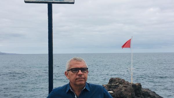 El divulgador especializado en la lucha contra los ahogamientos, el canario Sebastián Quintana, en una zona de la capital grancanaria donde está prohibido lanzarse al mar, en La Puntilla, camino de El Confital El divulgador especializado en la lucha contra los ahogamientos, el canario Sebastián Quintana, en una zona de la capital grancanaria donde está prohibido lanzarse al mar, en La Puntilla, camino de El Confital