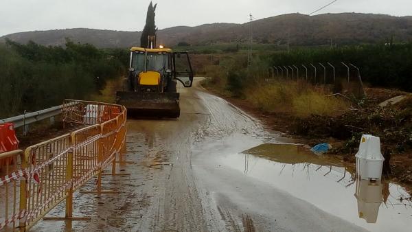 Una máquina interviene en una carretera de la provincia de Málaga tras las fuertes lluvias de 2019 Una máquina interviene en una carretera de la provincia de Málaga tras las fuertes lluvias de 2019