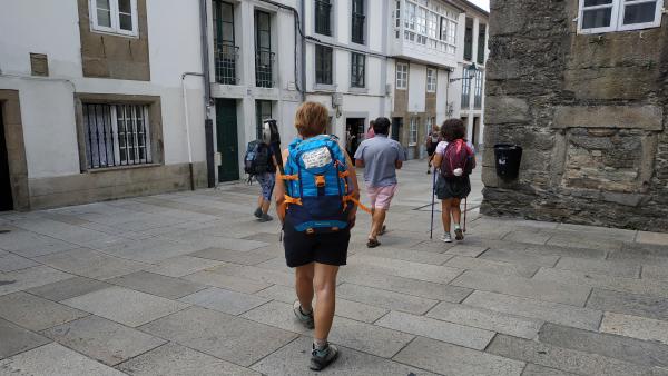 Peregrinos a escasos metros de la Catedral de Santiago de Compostela. Peregrinos a escasos metros de la Catedral de Santiago de Compostela.