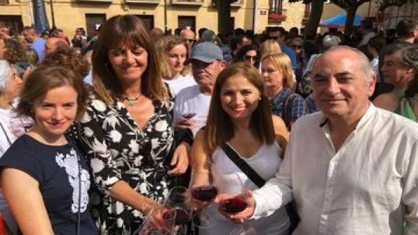 Iodia Mendia, junto a dirigentes del PSE, en la Fiesta de la vendimia de Baños de Ebro Iodia Mendia, junto a dirigentes del PSE, en la Fiesta de la vendimia de Baños de Ebro