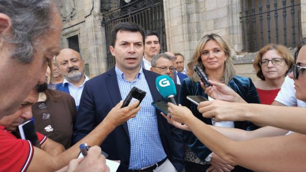El secretario xeral del PSdeG, Gonzalo Caballero, en declaraciones a los medios tras participar en la reunión interparlamentaria de los socialistas gallegos. El secretario xeral del PSdeG, Gonzalo Caballero, en declaraciones a los medios tras participar en la reunión interparlamentaria de los socialistas gallegos.