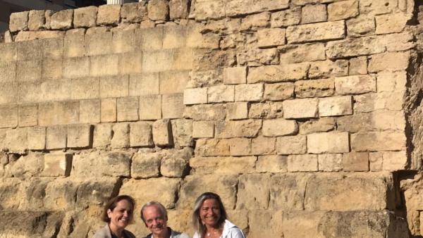 La primera teniente de alcalde y delegada de Turismo, Isabel Albás, la teniente de alcalde delegada de Cultura, Blanca Torrent, y el guitarrista Paco Peña La primera teniente de alcalde y delegada de Turismo, Isabel Albás, la teniente de alcalde delegada de Cultura, Blanca Torrent, y el guitarrista Paco Peña