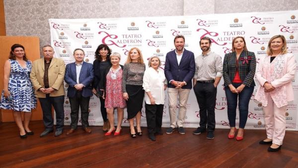 Los premiados por la Asociación Amigos del Teatro de Valladolid posan junto a las autoridades municipales y provinciales. Los premiados por la Asociación Amigos del Teatro de Valladolid posan junto a las autoridades municipales y provinciales.