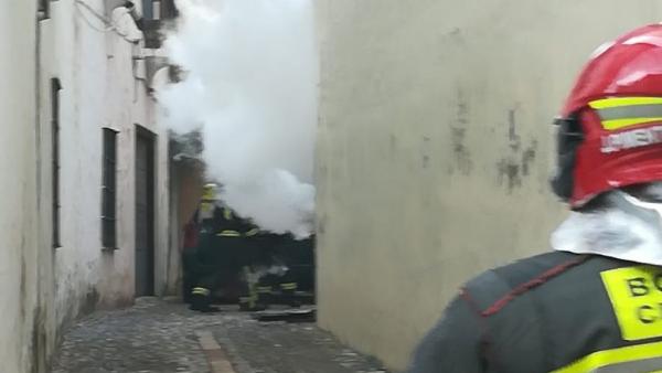 Un efectivo del Consorcio Provincial de Bomberos de Málaga en un incendio en Ronda Un efectivo del Consorcio Provincial de Bomberos de Málaga en un incendio en Ronda
