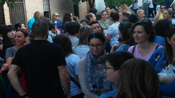 Concentración de los padres del colegio de Nueva Carteya ante el colegio. Concentración de los padres del colegio de Nueva Carteya ante el colegio.