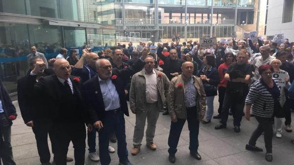 El sindicalista de la CSI Marco Antuña respaldado por un centenar de personas antes de iniciarse el juicio por las protestas en el Hotel de la Reconquista El sindicalista de la CSI Marco Antuña respaldado por un centenar de personas antes de iniciarse el juicio por las protestas en el Hotel de la Reconquista