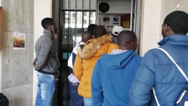 Temporeros que acuden a la información en la nueva oficina abierta en Logroño Temporeros que acuden a la información en la nueva oficina abierta en Logroño